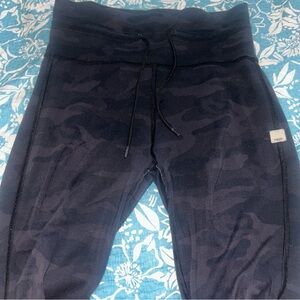 Small Vuori camo joggers